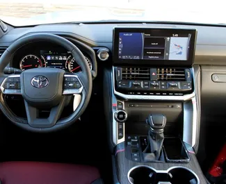 Toyota Land Cruiser 300 2023 koos Kõikide rataste juhtimine süsteemiga, saadaval Dubais.