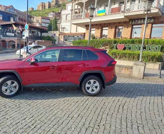 Vista frontal de un Toyota Rav4 de alquiler en Tiflis, Georgia ✓ Coche n.º 6792. ✓ Automático TM ✓ 0 opiniones.