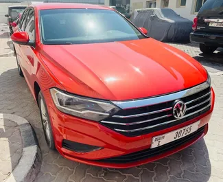 Volkswagen Jetta 2019 autóbérlés az Egyesült Arab Emírségekben, jellemzők ✓ Benzin üzemanyag és  lóerő ➤ Napi 95 AED-tól kezdődően.