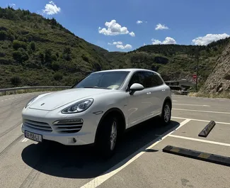 グルジアにてでのPorsche Cayenne 2013カーレンタル、特徴は✓ディーゼル燃料と262馬力 ➤ 1日あたり320 GELからスタート。