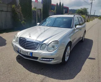Frontansicht eines Mietwagens Mercedes-Benz E-Class in Tirana, Albanien ✓ Auto Nr.7063. ✓ Automatisch TM ✓ 0 Bewertungen.
