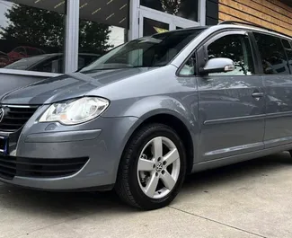 Μπροστινή όψη ενοικιαζόμενου Volkswagen Touran στα Τίρανα, Αλβανία ✓ Αριθμός αυτοκινήτου #7047. ✓ Κιβώτιο ταχυτήτων Αυτόματο TM ✓ 1 κριτικές.