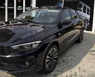 Frontvisning av en leiebil Fiat Tipo Sedan på Tirana lufthavn, Albania ✓ Bil #7056. ✓ Automatisk TM ✓ 1 anmeldelser.