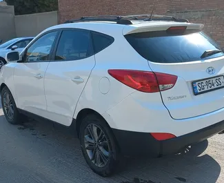 Petrol 2.0L engine of Hyundai Tucson 2015 for rental in Tbilisi.