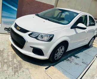 Framvy av en hyrbil Chevrolet Aveo i Dubai, Förenade Arabemiraten ✓ Bil #7097. ✓ Växellåda Automatisk TM ✓ 3 recensioner.