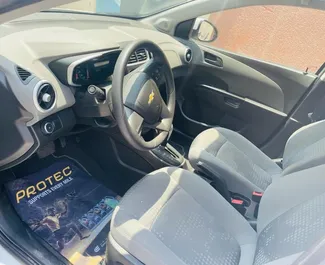 Chevrolet Aveo 2019 διαθέσιμο για ενοικίαση στο Ντουμπάι, με όριο χιλιομέτρων 200 χλμ/ημέρα.