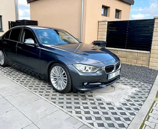 Frontvisning af en udlejnings BMW 320d i Prag, Tjekkiet ✓ Bil #391. ✓ Automatisk TM ✓ 0 anmeldelser.