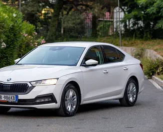 Vista frontal de un Skoda Octavia de alquiler en Tirana, Albania ✓ Coche n.º 7136. ✓ Manual TM ✓ 0 opiniones.