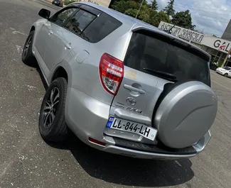 Intérieur de Toyota Rav4 à louer en Géorgie. Une excellente voiture de 5 places avec une transmission Automatique.