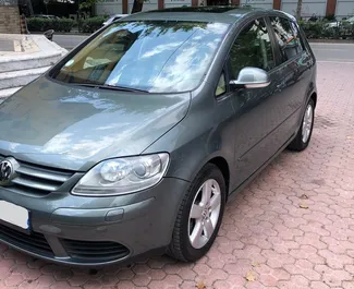 Vista frontal de un Volkswagen Golf Plus de alquiler en Durres, Albania ✓ Coche n.º 4666. ✓ Automático TM ✓ 0 opiniones.