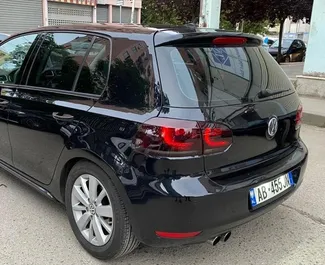 Volkswagen Golf 6 2010 automašīnas noma Albānijā, iezīmes ✓ Dīzeļdegviela degviela un 140 zirgspēki ➤ Sākot no 33 EUR dienā.
