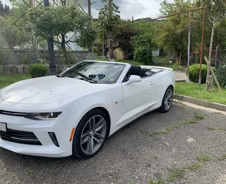 Vista frontal de un Chevrolet Camaro Cabrio de alquiler en Tiflis, Georgia ✓ Coche n.º 7142. ✓ Automático TM ✓ 0 opiniones.