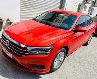 Volkswagen Jetta 2019 tillgänglig för uthyrning i Dubai, med en körsträckegräns på 200 km/dag.