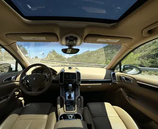 Porsche Cayenne 2013 bérelhető Tbilisziben, korlátlan kilométeres határral.