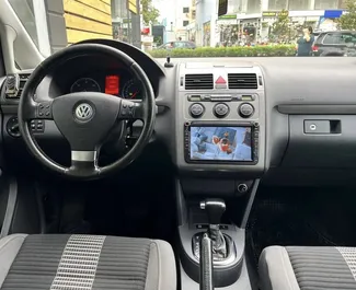 Volkswagen Touran 2010 automobilio nuoma Albanijoje, savybės ✓ Dyzelinas degalai ir 140 arklio galios ➤ Nuo 43 EUR per dieną.