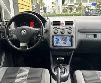 알바니아에서에서 대여하는 Volkswagen Touran 2010 차량, 특징: ✓디젤 연료 및 140마력 ➤ 하루 43 EUR부터 시작.