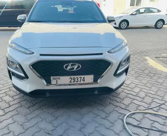 Hyundai Kona 2019 tillgänglig för uthyrning i Dubai, med en körsträckegräns på 200 km/dag.