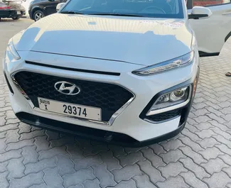 Hyundai Kona sisätila vuokrattavana Arabiemiirikunnissa. Erinomainen 5-paikkainen auto Automaattinen-vaihteistolla.