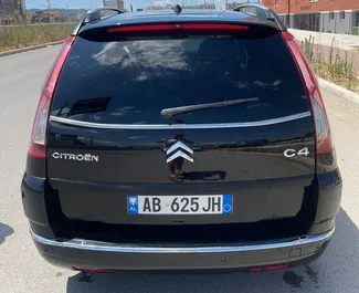 Citroen C4 Grand Picasso kiralama. Konfor, Premium, Minivan Türünde Araç Kiralama Arnavutluk'ta ✓ Depozito 300 EUR ✓ TPL, FDW, Yurtdışı sigorta seçenekleri.