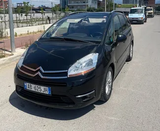 租赁 Citroen C4 Grand Picasso 的正面视图，在地拉那, 阿尔巴尼亚 ✓ 汽车编号 #7048。✓ Automatic 变速箱 ✓ 0 评论。