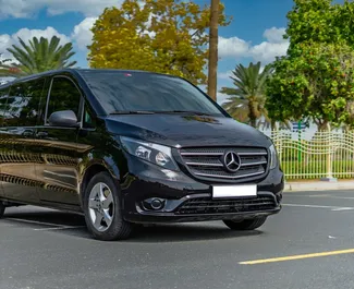Mercedes-Benz Vito kiralama. Konfor, Premium, Minivan Türünde Araç Kiralama BAE'de ✓ Depozito 1500 AED ✓ TPL, CDW sigorta seçenekleri.