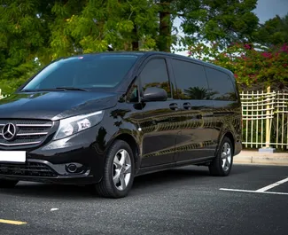 Benzīns 2,5L dzinējs Mercedes-Benz Vito 2019 nomai Dubaijā.