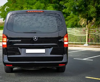 Mercedes-Benz Vito 2019 διαθέσιμο για ενοικίαση στο Ντουμπάι, με όριο χιλιομέτρων 200 χλμ/ημέρα.