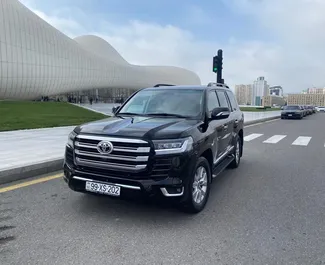 Framvy av en hyrbil Toyota Land Cruiser 300 i Baku, Azerbajdzjan ✓ Bil #7120. ✓ Växellåda Automatisk TM ✓ 0 recensioner.