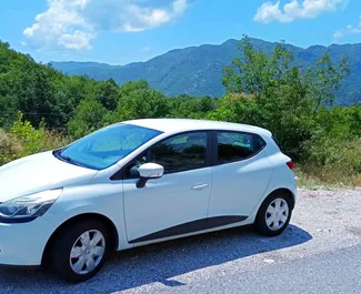 Vista frontal de um aluguel Renault Clio 4 em Budva, Montenegro ✓ Carro #7033. ✓ Transmissão Manual TM ✓ 3 avaliações.