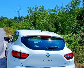 Ενοικίαση αυτοκινήτου Renault Clio 4 2016 στο Μαυροβούνιο, περιλαμβάνει ✓ καύσιμο Ντίζελ και 70 ίππους ➤ Από 29 EUR ανά ημέρα.