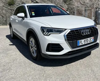 Sprednji pogled najetega avtomobila Audi Q3 v v kraju Rafailovici, Črna gora ✓ Avtomobil #7116. ✓ Menjalnik Samodejno TM ✓ Mnenja 0.