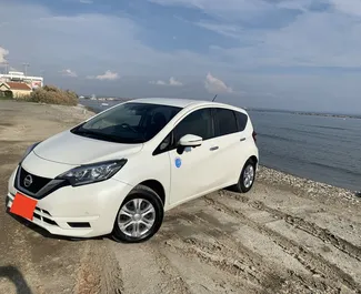 Vista frontal de un Nissan Note de alquiler en Larnaca, Chipre ✓ Coche n.º 7068. ✓ Automático TM ✓ 0 opiniones.