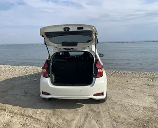 Interior de Nissan Note para alquilar en Chipre. Un gran coche de 5 plazas con transmisión Automático.