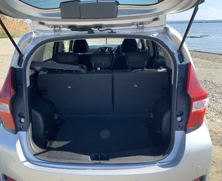 Nissan Note 2019 tilgængelig til leje i Larnaca, med ubegrænset kilometertæller grænse.