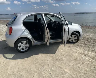 Interior de Nissan March para alquilar en Chipre. Un gran coche de 5 plazas con transmisión Automático.