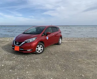 Vista frontal de un Nissan Note de alquiler en Larnaca, Chipre ✓ Coche n.º 7071. ✓ Automático TM ✓ 0 opiniones.