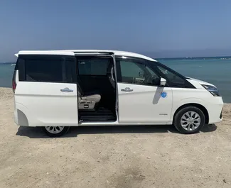 Орендуйте Nissan Serena 2020 на Кіпрі. Паливо: Гібрид. Потужність: 178 к.с. ➤ Вартість від 40 EUR за добу.