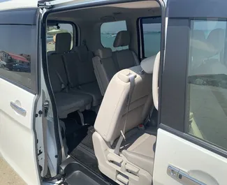 Interior de Nissan Serena para alquilar en Chipre. Un gran coche de 7 plazas con transmisión Automático.