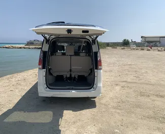 Nissan Serena 2020 con sistema de Tracción delantera, disponible en Larnaca.