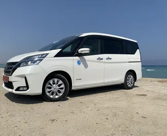 Vista frontal de um aluguel Nissan Serena em Larnaca, Chipre ✓ Carro #7088. ✓ Transmissão Automático TM ✓ 0 avaliações.