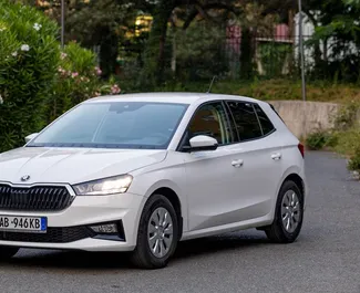 Vista frontal de um aluguel Skoda Fabia em Tirana, Albânia ✓ Carro #7135. ✓ Transmissão Manual TM ✓ 1 avaliações.