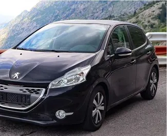 Frontvisning av en leiebil Peugeot 208 i Kotor, Montenegro ✓ Bil #7125. ✓ Automatisk TM ✓ 0 anmeldelser.