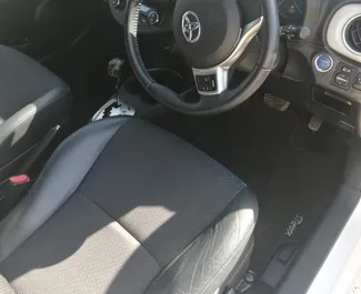 Interior do Toyota Yaris para aluguer em Chipre. Um excelente carro de 5 lugares com transmissão Automático.