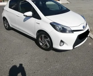 Sprednji pogled najetega avtomobila Toyota Yaris v v Larnaki, Ciper ✓ Avtomobil #7101. ✓ Menjalnik Samodejno TM ✓ Mnenja 2.