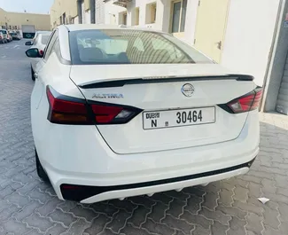 Sprednji pogled najetega avtomobila Nissan Altima v v Dubaju, ZAE ✓ Avtomobil #7096. ✓ Menjalnik Samodejno TM ✓ Mnenja 2.