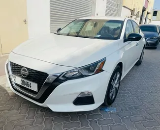 Nissan Altima bérlése. Kényelmes, Prémium típusú autó bérlése az Egyesült Arab Emírségekben ✓ Letét 1000 AED ✓ Biztosítási opciók: TPL, CDW.