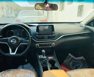 Εσωτερικό του Nissan Altima προς ενοικίαση στα Ηνωμένα Αραβικά Εμιράτα. Ένα εξαιρετικό αυτοκίνητο 5-θέσεων με κιβώτιο ταχυτήτων Αυτόματο.
