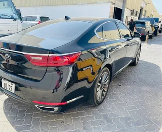 Kia Cadenza 2019 bérelhető Dubaiban, 200 km/nap kilométeres határral.