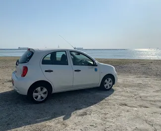 Interior de Nissan March para alquilar en Chipre. Un gran coche de 5 plazas con transmisión Automático.