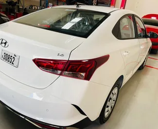 Bensiini 1,6L moottori Hyundai Accent 2022 vuokrattavana Dubaissa.